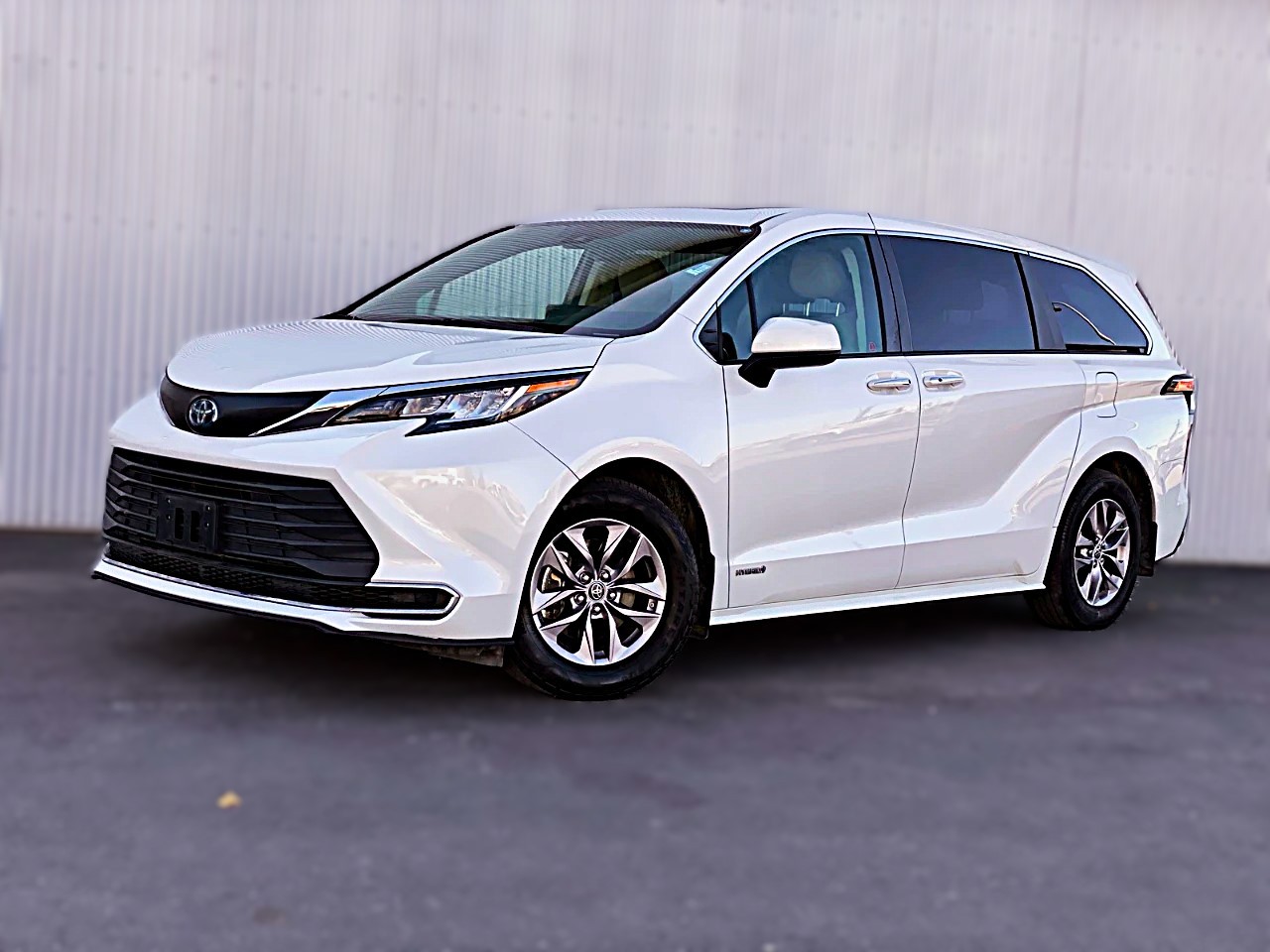 USED 2021 Toyota Sienna XLE XLE  Hybrid 8- PASSENGER / LEATHER / SUNROOF /  BACKUP CAM Calgary AB T2G 4P2