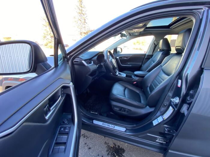 2022 Toyota RAV4 XLE XLE AWD - Image 7