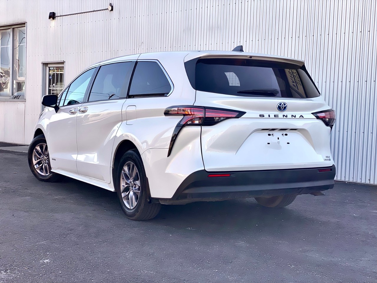 2021 Toyota Sienna XLE XLE  Hybrid 8- PASSENGER / LEATHER / SUNROOF /  BACKUP CAM - Image 4