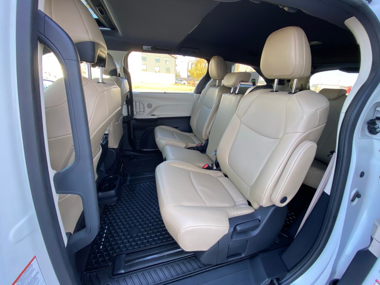 2021 Toyota Sienna XLE XLE  Hybrid 8- PASSENGER / LEATHER / SUNROOF /  BACKUP CAM - Image 5