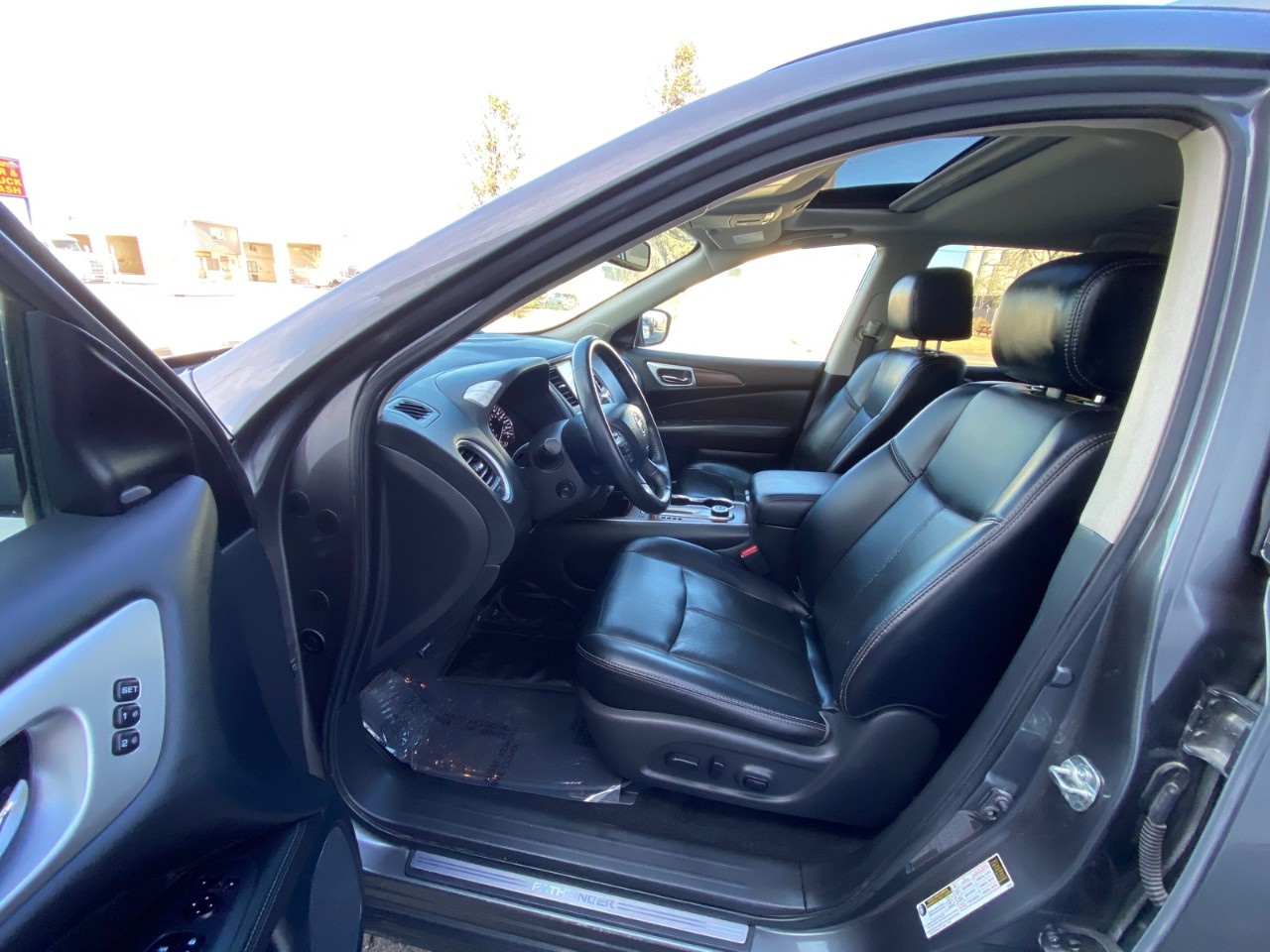 2019 Nissan Pathfinder Platinum 4x4 Platinum - Image 10