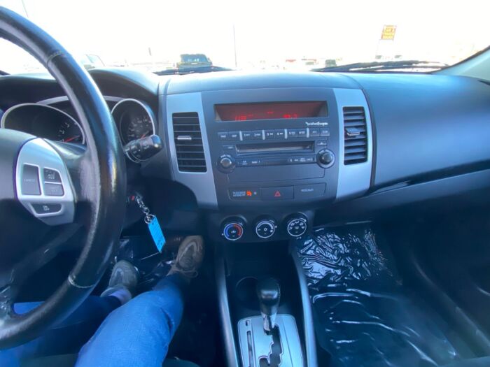 2011 Mitsubishi Outlander ES 4WD 4dr ES - Image 9