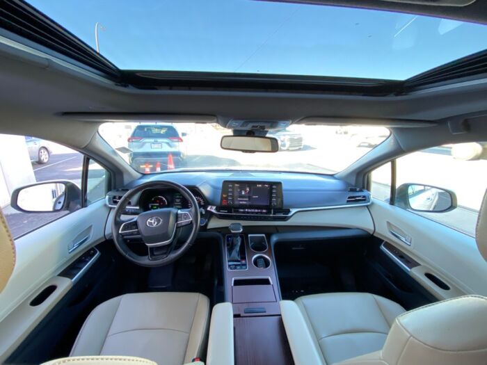 2021 Toyota Sienna XLE XLE  Hybrid 8- PASSENGER / LEATHER / SUNROOF /  BACKUP CAM - Image 6