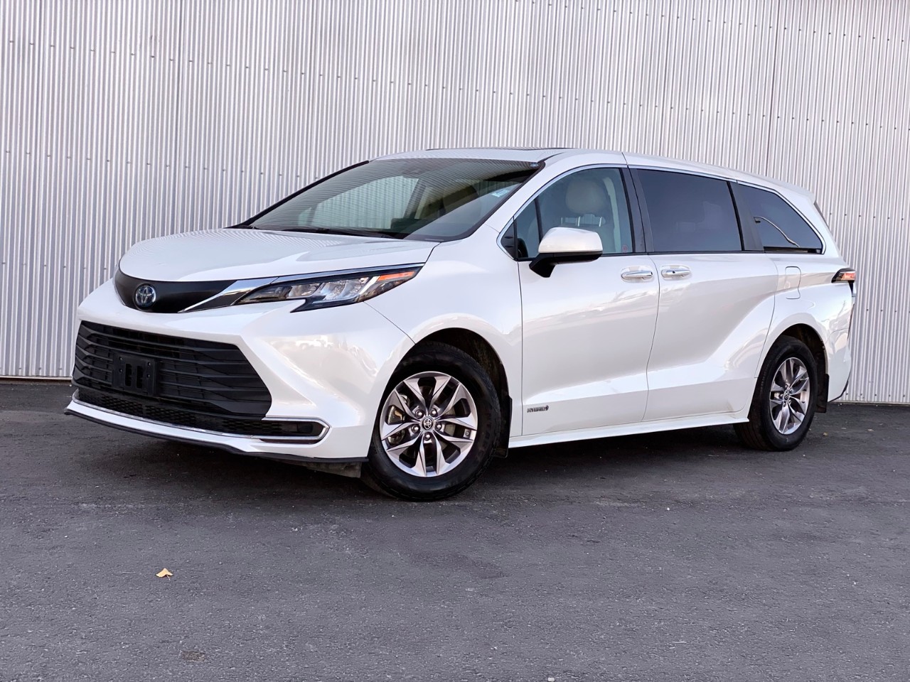 USED 2021 Toyota Sienna XLE XLE  Hybrid 8- PASSENGER / LEATHER / SUNROOF /  BACKUP CAM Calgary AB T2G 4P2
