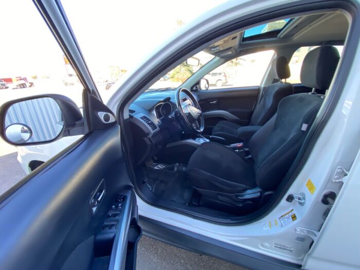 2011 Mitsubishi Outlander ES 4WD 4dr ES - Image 7