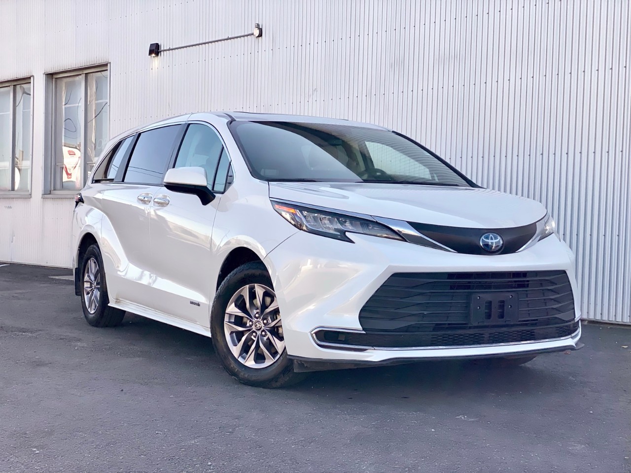 2021 Toyota Sienna XLE XLE  Hybrid 8- PASSENGER / LEATHER / SUNROOF /  BACKUP CAM - Image 2