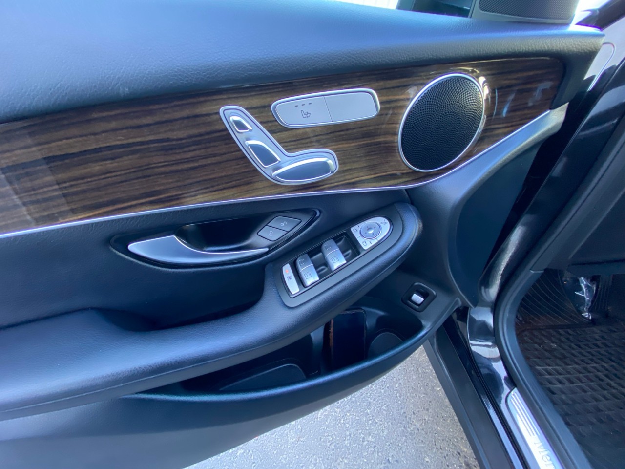 2018 Mercedes-Benz GLC GLC 300 - Image 8