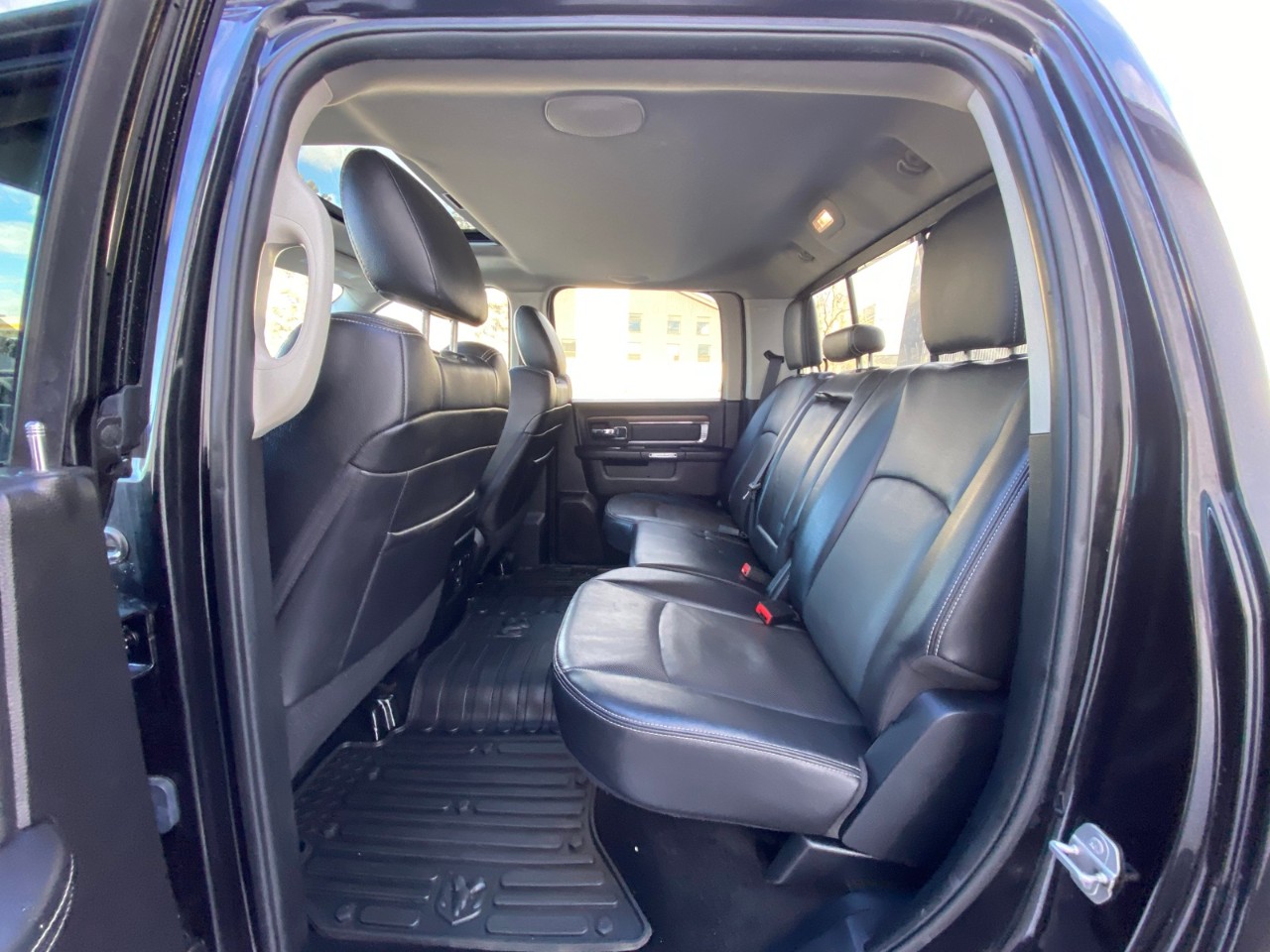 2016 Ram 1500 Laramie 4WD Crew Cab 5.7 Ft Box Laramie - DIESEL - Image 5