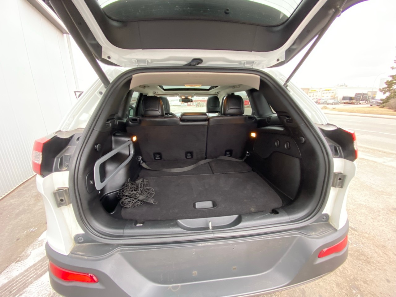 2016 Jeep Cherokee Trailhawk - Image 5